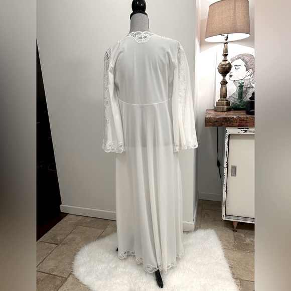 Vintage 1960’s white bridal/maternity shoot/duster robe with lace trim. - Picture 2 of 11